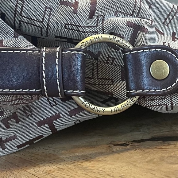 Tommy Hilfiger Logo Shoulder Bag – Cloth with Leather Trim 👜✨ - Picture 10 of 14
